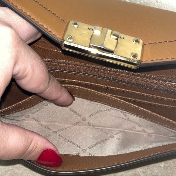 MICHAEL KORS KINSLEY Brown Leather Carryall Gold-Tone Hardware Wallet - Picture 10 of 16